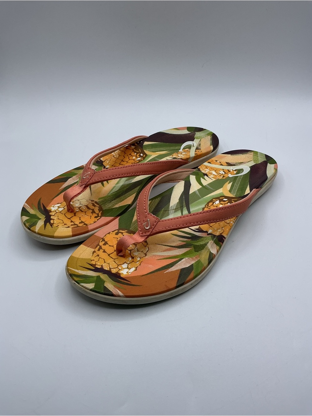 OluKai Ho’Opio Hau Coral Pineapple Tropical Flip Flop Thing Sandals
